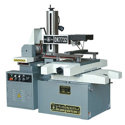 DK7732數(shù)控線切割機(jī)床與炮塔銑床 精密加工的雙重利器